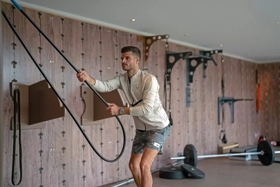 A man in the gym, working with the rope