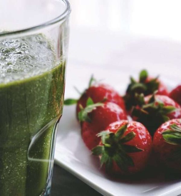 pexels-photo-1194369-1024×635-1.jpeg A plate of green juice shake and a plate of strawberries